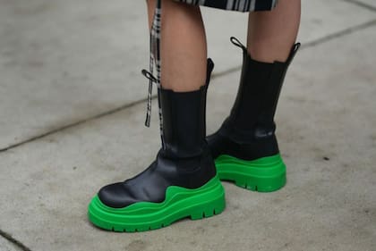 Botas Chelsea Tire de cuero/goma verdes y negras durante la semana de la moda de Nueva York en septiembre de 2023.
