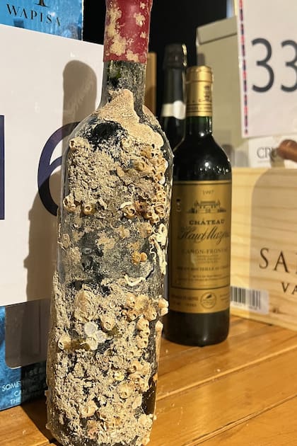 Botella de Wapisa Cabernet que atravesó una crianza submarina en el océano Atlántico