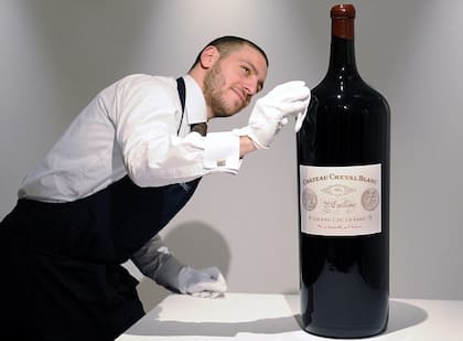 Botella formato Melchor (18 litros) del grand cru de Saint-Émilion (Francia) Château Cheval Blanc, lista para entrar a subasta en la casa de remates Sotheby´s