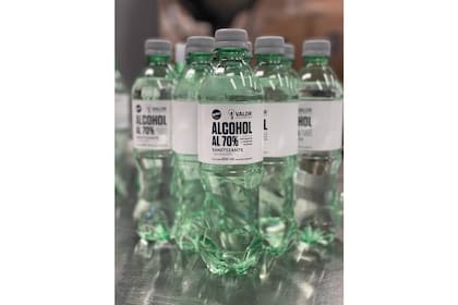 Botellas de alcohol al 70% para donar en hospitales y centros de atención primaria