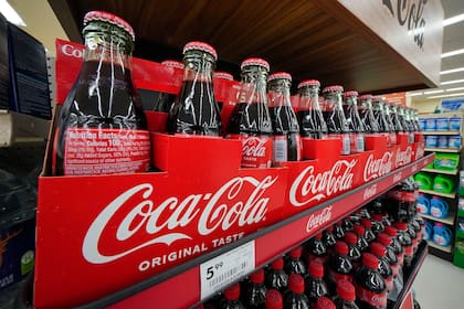 Botellas de Coca-Cola en un supermercado de Uniontown, Pensilvania, el domingo 24 de abril de 2022