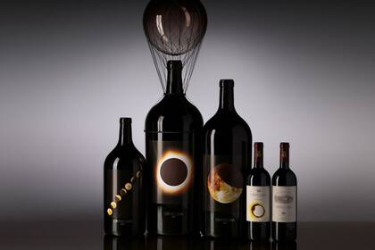 Botellas de la serie "Solar", intervención de Tomás Saraceno para el proyecto Ornellaia Vendemmia d’artista