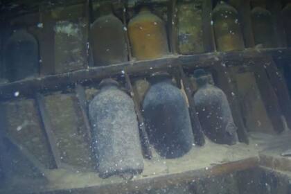 Botellas de vidrio se conservan intactas en una estantería del HMS Terror