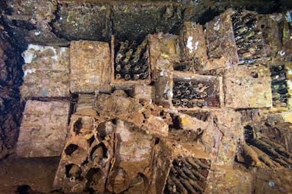 Botellas en la bodega del Río de Janeiro Maru