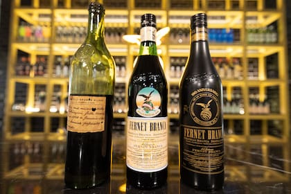 Botellas históricas de la marca junto a las más nuevas marcan el recorrido de 180 años de historia.