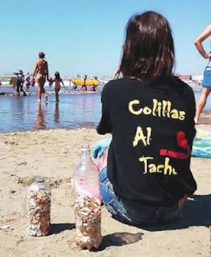 Botellas llenas de colillas: una gran idea para limpiar las playas