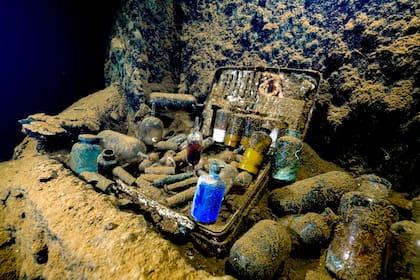 Botellas y frascos con remedios en el barco hospital Heian Maru