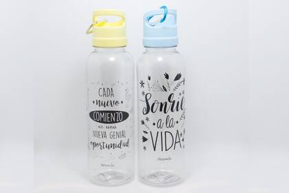 Botellitas con frases inspiradoras, ideales para llevar al gimnasio, $89 cada una, Magneto.