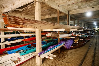 Botes de madera reposan en la botería y recuerdan sus azañas