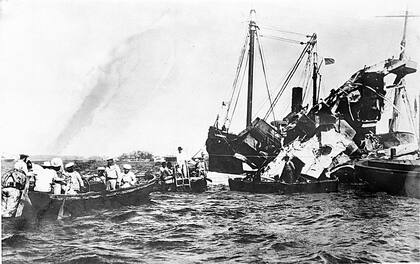 Botes salvavidas rescataron a los miembros de la tripulación sobrevivientes después de que una misteriosa explosión hundiera el USS Maine en el puerto de La Habana en febrero de 1898. (ARCHIVO-AP)