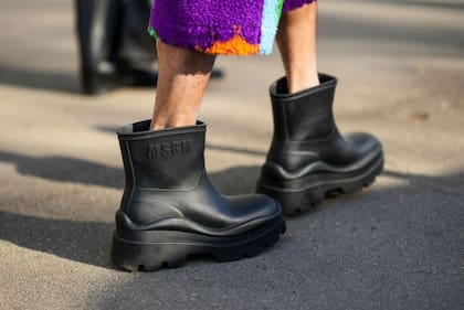 Botines de plástico mate negros de MSGM en la semana de la moda masculina en Milán, Italia, en enero de 2023.