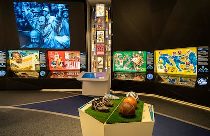 Botines, pelotas y afiches de los mundiales a través de los años.