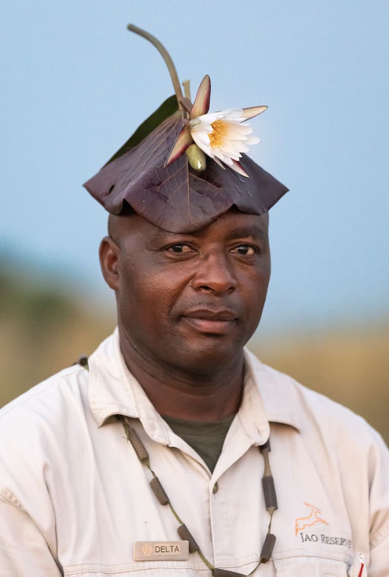 Delta, el guía de la Reserva Jao y la sonrisa amable de Glorious, empleada de Chitabe lodge. (Fotos: Estrella Herrera)