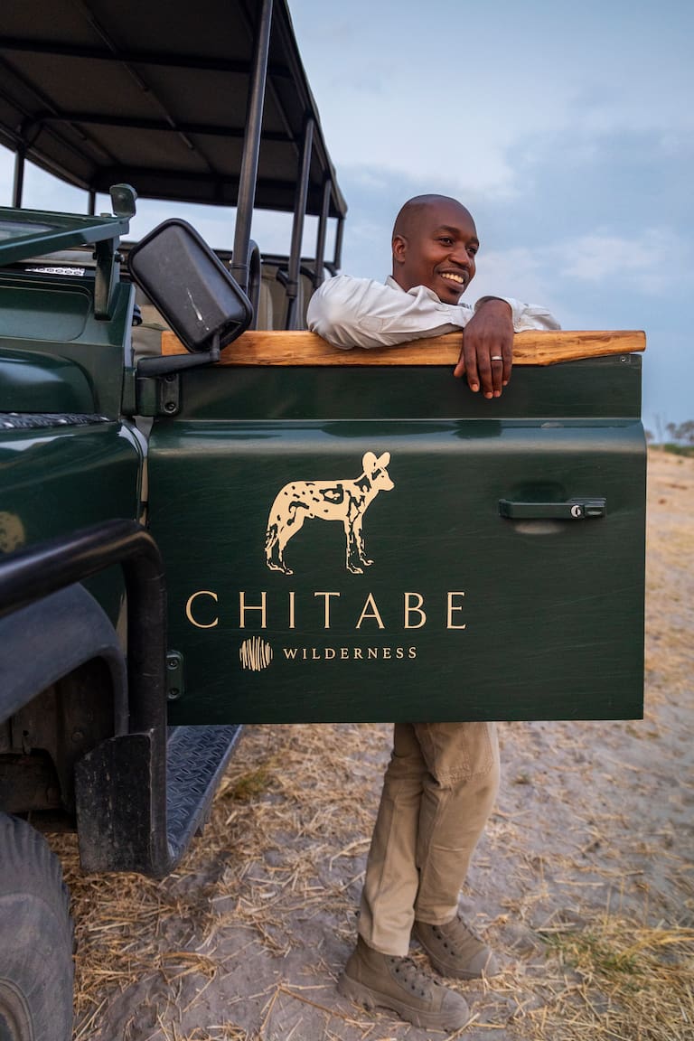 Mogwana, uno de los más de 50 leopardos que viven en el área circundante a Chitabe; un guía del grupo, sonriente al lado del jeep. (Fotos: Estrella Herrera)