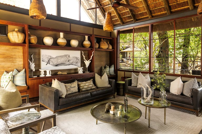 Un kudu se acerca a paso lento; la fauna no se siente amenazada por los turistas; Chitabe invita al lujo sustentable para disfrutar de la naturaleza; una vista de una bandada de pájaros se adueña del paisaje. (Fotos: Estrella Herrera)