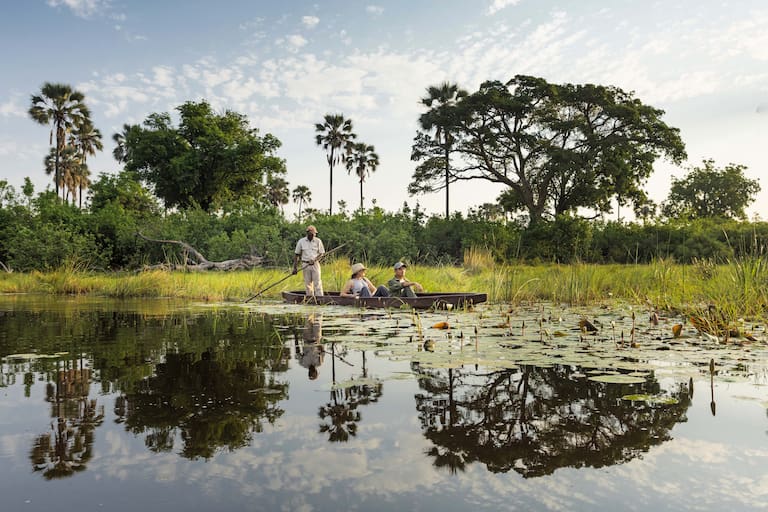 Los viajes en mokoro por el Delta de Okavango, las tradicionales piraguas locales, invitan a una experiencia de relajación diferente. (Foto: Estrella Herrera)