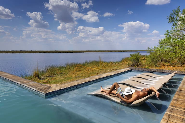 Una vista increíble de la laguna Linyanti desde la piscina del campamento Duma Tau, que balconea sobre Namibia. (Foto: Estrella Herrera)