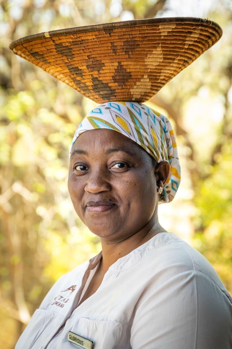 Delta, el guía de la Reserva Jao y la sonrisa amable de Glorious, empleada de Chitabe lodge. (Fotos: Estrella Herrera)