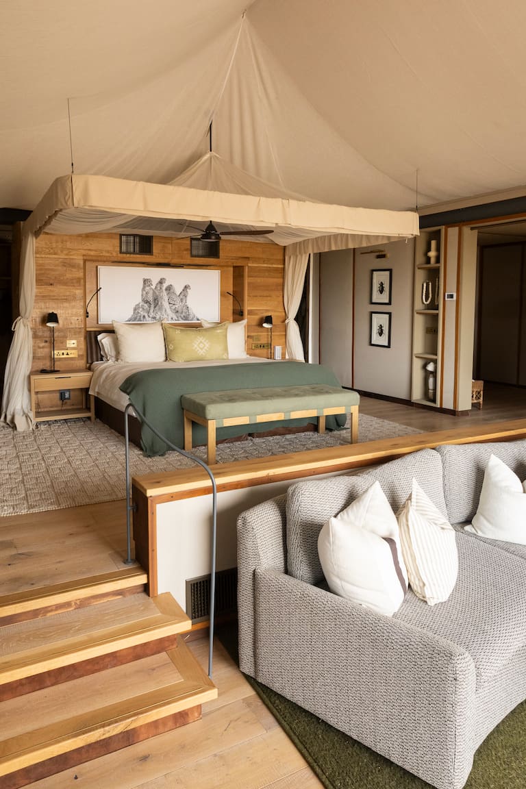 Los baobabs almacenan agua en su tronco como forma de adaptación al entorno árido y una lujosa habitación en Chitabe. (Fotos: Estrella Herrera)