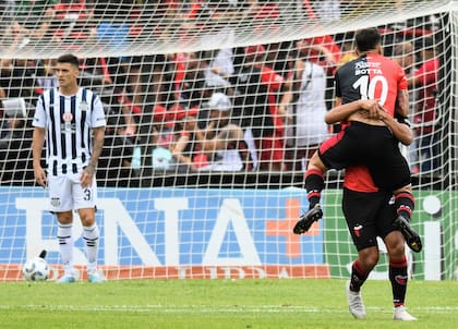 Botta se cuelga de Ábila, la sociedad futbolística de Colón en el triunfo sobre Talleres