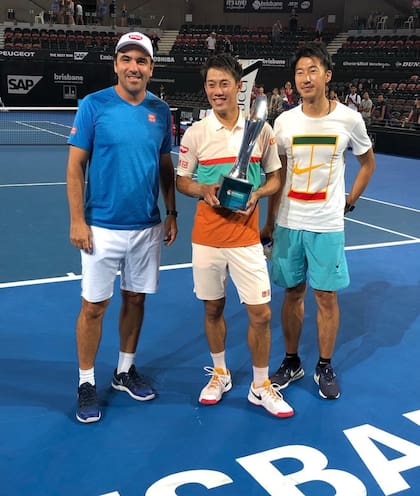 Bottini junto con Nishikori cuando el japonés ganó el ATP de Brisbane 2019; fue el último trofeo del asiático 