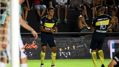 Bou celebra con Centurión el tanto de la victoria