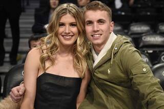 La bella tenista Bouchard pagó su apuesta y salió con un seguidor de Twitter