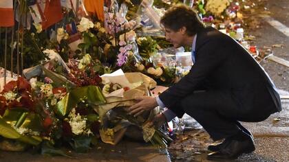 Boudou estuvo ayer en París y dejó una ofrenda floral a las víctimas de los recientes atentados