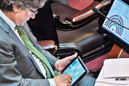 Boudou juega al sudoku en la sesión del Senado
