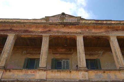 El viejo hotel resiste mientras espera por una restauración