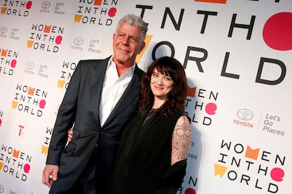 Bourdain junto a su novia Asia Argento en un evento en Nueva York