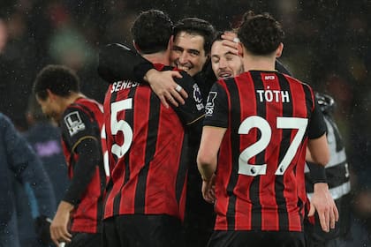 Bournemouth logró un triunfo importante, que lo aleja de la parte baja de la Premier; Marcos Senesi (5) aportó un pase crucial para el primer tanto.