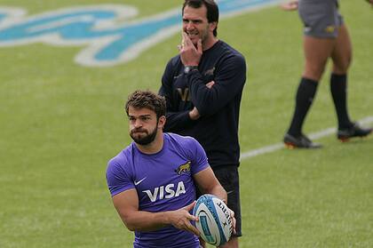 Bouza (detrás de Moyano) ya no trabajará más con los Pumas