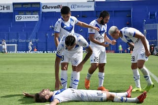 Vélez le ganó por 2-0 a Atlético Tucumán y sueña con llegar a la Copa