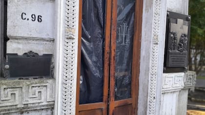 Bóvedas vandalizadas y profanadas en el cementerio municipal de La Plata
