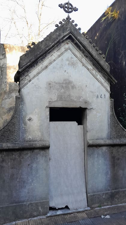 Bóvedas vandalizadas y profanadas en el cementerio municipal de La Plata