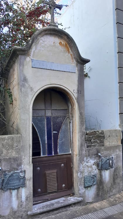 Bóvedas vandalizadas y profanadas en el cementerio municipal de La Plata