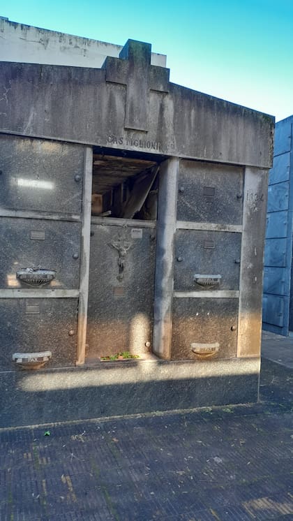 Bóvedas vandalizadas y profanadas en el cementerio municipal de La Plata