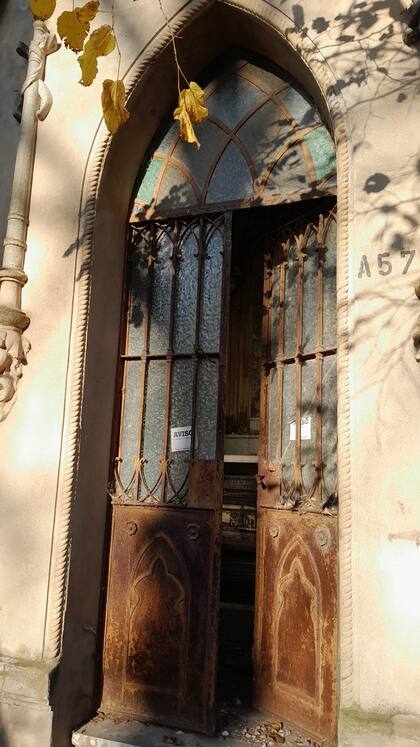 Bóvedas vandalizadas y profanadas en el cementerio municipal de La Plata