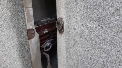 Bóvedas vandalizadas y profanadas en el cementerio municipal de La Plata