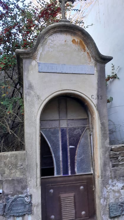 Bóvedas vandalizadas y profanadas en el cementerio municipal de La Plata