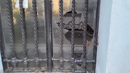 Bóvedas vandalizadas y profanadas en el cementerio municipal de La Plata