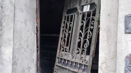 Bóvedas vandalizadas y profanadas en el cementerio municipal de La Plata