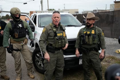 Bovino es reconocido por adaptar tácticas militarizadas, originalmente usadas en la frontera, para operativos en las principales ciudades de Estados Unidos