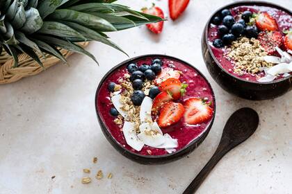 Bowl de Acai hace referencia a la combinación de las bayas de açaí machacadas en una consistencia cremosa y acompañadas por pequeñas frutas y granolas