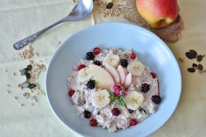 Bowl de avena con frutos rojos y algo de nueces (porridge)