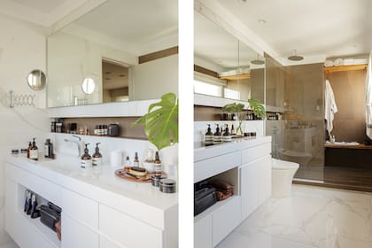 Box de ducha con revestimiento estilo óxido (SBG). Mueble laqueado en blanco con bacha integrada de Silestone ‘Blanco Zeus’ y grifería monocomando (SBG). Las paredes y el piso son de porcelanato pulido ‘Calacata Bianco’ (Blaisten).