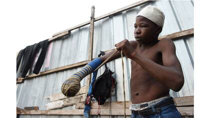 Según la tradición, el puño debe ser envuelto por una tela y ajustado con una cuerda