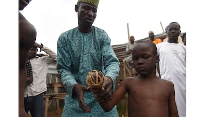 Un entrenador realiza los aprestos finales de un joven luchador para el combate