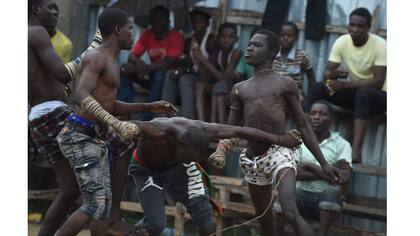 El árbitro separa a los luchadores durante el combate